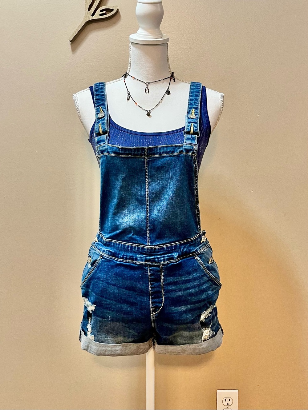 Denizen From Levi’s Distressed Denim Short Overalls Size Small